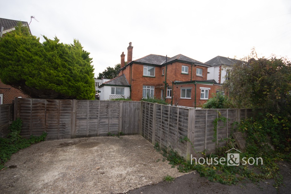 Lot: 105 - FLAT FOR IMPROVEMENT WITH PARKING TO REAR AND GARDEN - Parking at rear of property